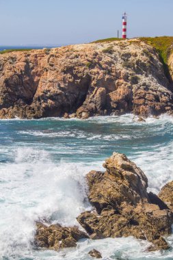 Deniz feneri ve dalgalar Porto Covo Beach