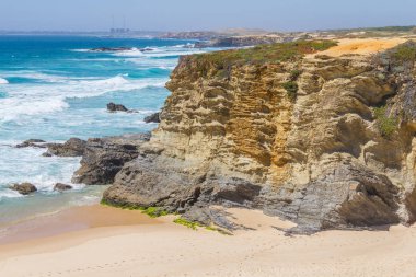 Plaj ve Porto Covo kayalıklarla