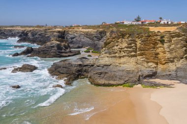 Plaj, uçurumlar ve Porto Covo binalarda