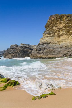 Plaj ve Porto Covo kayalıklarla