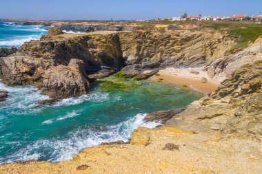 Plaj, uçurumlar ve Porto Covo binalarda