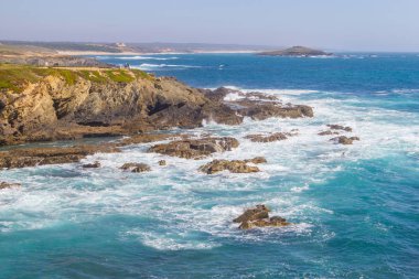 Plaj ve Porto Covo kayalıklarla