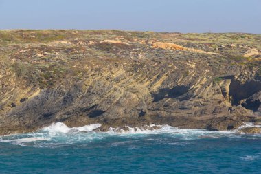 Plaj ve Porto Covo kayalıklarla
