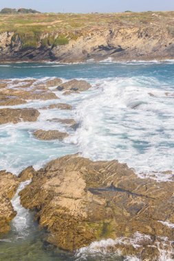 Plaj ve Porto Covo kayalıklarla