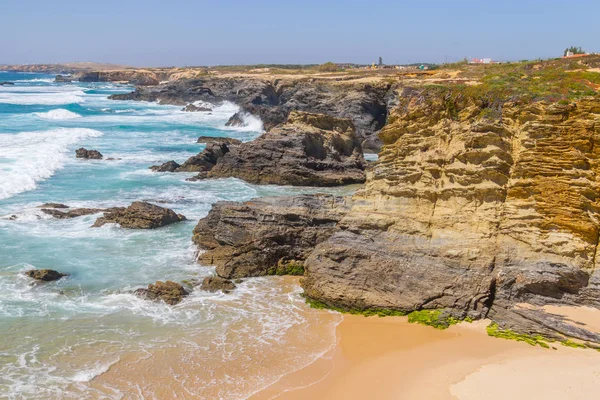 Plaj ve Porto Covo kayalıklarla