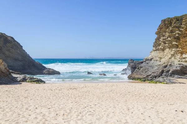 Plaj ve Porto Covo kayalıklarla