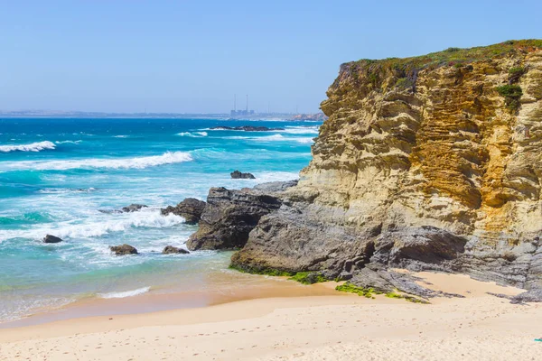 Plaj ve Porto Covo kayalıklarla
