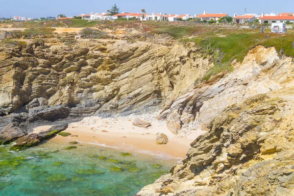 Praia, falésias e edifícios em Porto Covo — Fotografia de Stock