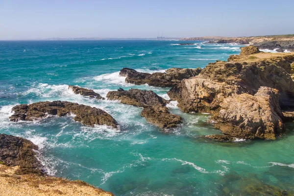 Plaj ve Porto Covo kayalıklarla