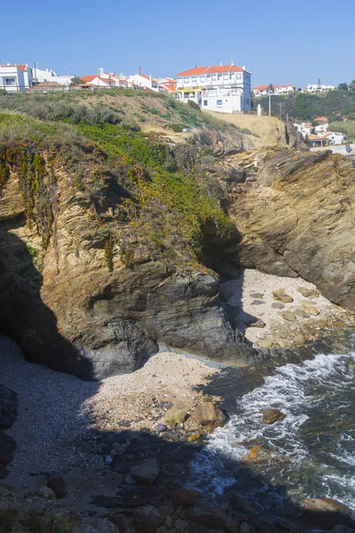 Praia, falésias e casas em Porto Covo — Fotografia de Stock