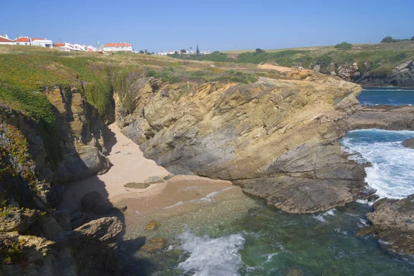 Playa, acantilados y casas en Porto Covo —  Fotos de Stock