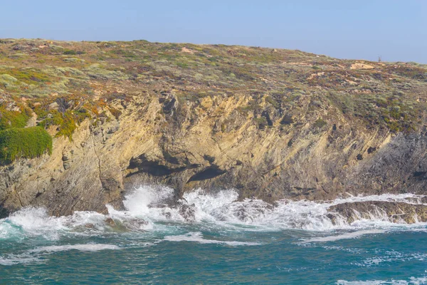 Plaj ve Porto Covo kayalıklarla