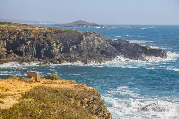 Taş tezgah ve Porto Covo kayalıklarla