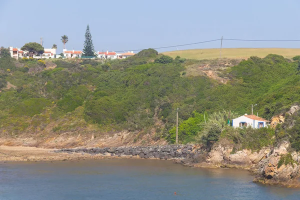 Praia e casas em Porto Covo — Fotografia de Stock