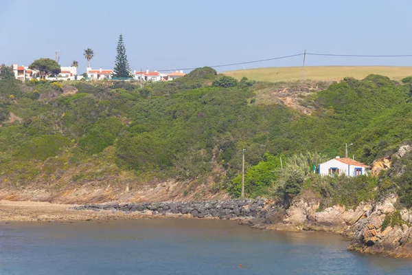 Plage et maisons à Porto Covo — Photo