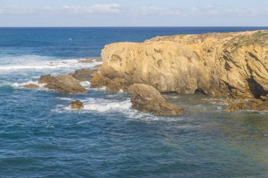 Plaj ve Porto Covo kayalıklarla