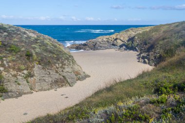 Plaj ve Vila Nova de Milfontes kayalıklardan