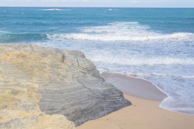Plaj ve Porto Covo kayalıklarla