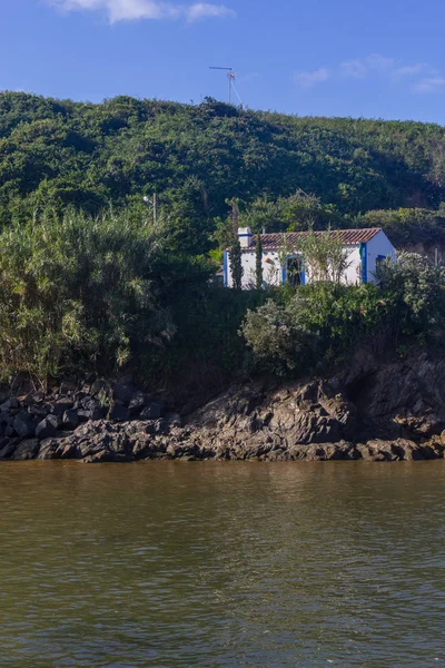 Praia, penhasco e casa em Porto Covo — Fotografia de Stock