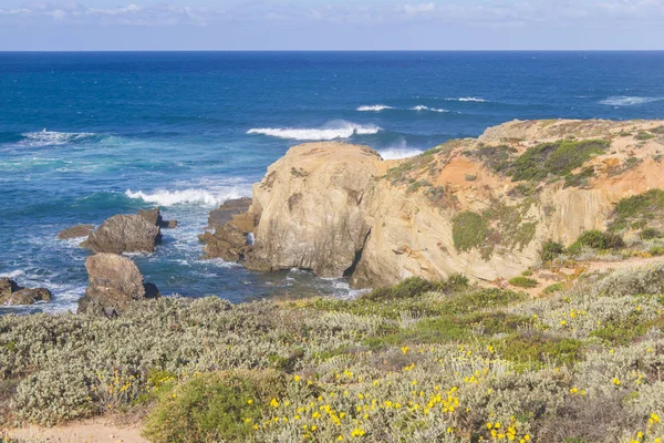 Plaj ve Porto Covo kayalıklarla