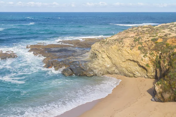 Plaj ve Porto Covo kayalıklarla