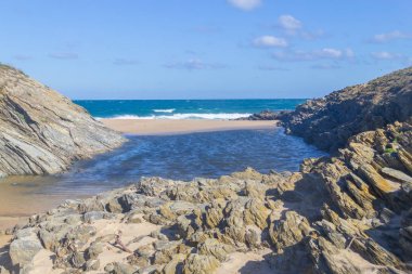 Plaj ve Porto Covo kayalıklarla