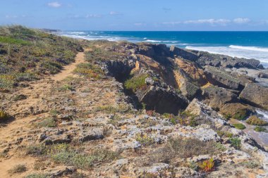 Vila Nova de Milfontes kayalıklarla üzerinde iz