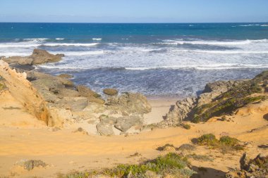 Vila Nova de Milfontes kayalıklarla üzerinde iz