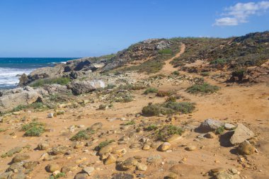 Vila Nova de Milfontes kayalıklarla üzerinde iz