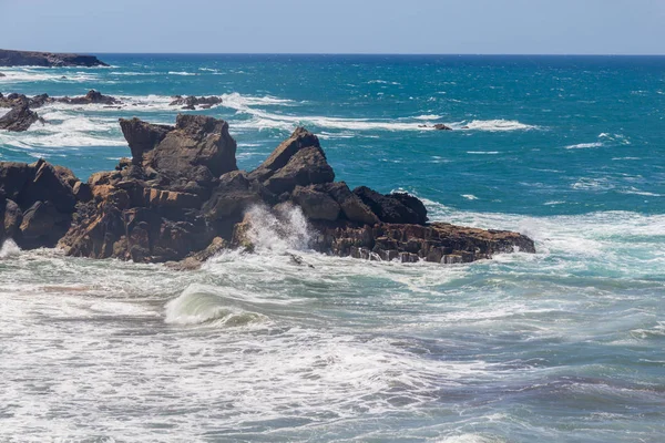 Ondas caindo em rochas em Vila Nova das Milfontes — Fotografia de Stock