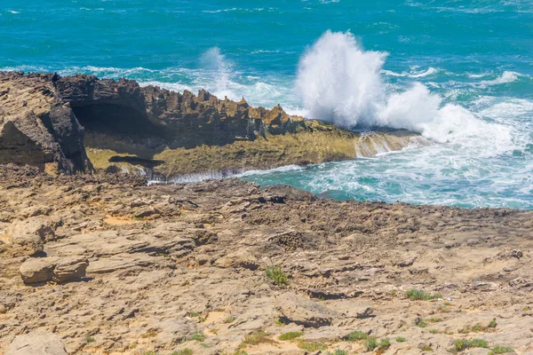 Onde che strisciano tra le rocce a Vila Nova das Milfontes — Foto Stock