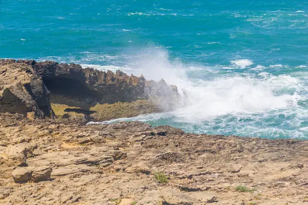 Waves craching into rocks in Vila Nova das Milfontes — Zdjęcie stockowe