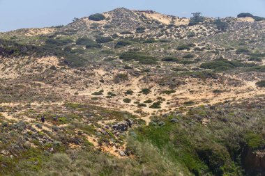 İnsanlar sahilde kayalıkların üzerinde trekking, Vila Nova de Milf
