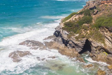 Sahilde, Vila Nova de Milfontes kayalıklardan mağara