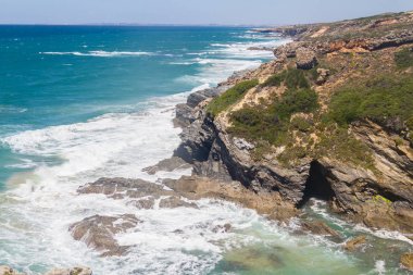 Sahilde, Vila Nova de Milfontes kayalıklardan mağara