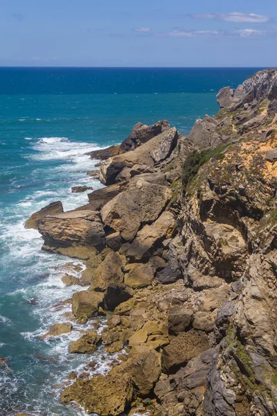 Скалы на пляже, Вила-Нова-де-Милтес — стоковое фото
