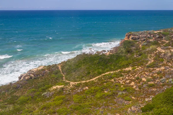 A sziklák a tengerparton, Vila Nova de Milfontes Trail — Stock Fotó