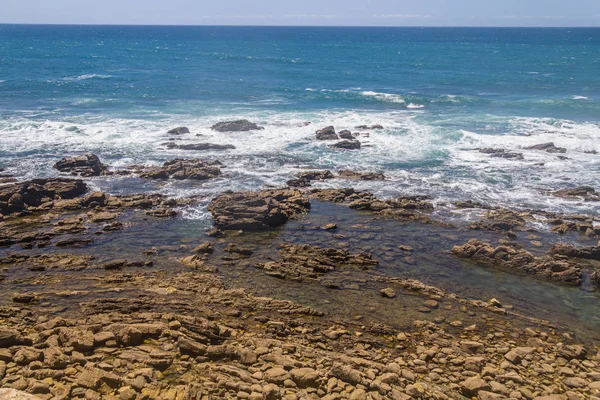 Meer und Felsen in vila nova das milfontes — Stockfoto