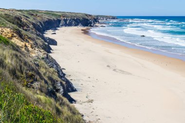 Plaj ve kayalıklarla Almograve