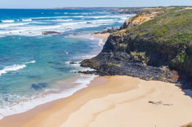 Uçurum ve Almograve bitki örtüsü ile plaj