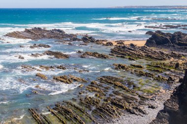 Almograve 'de taşlı plaj