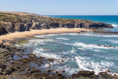 Uçurum ve Almograve bitki örtüsü ile plaj