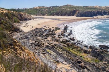 Uçurum ve Almograve bitki örtüsü ile plaj