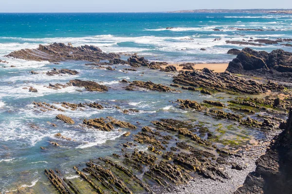 Almograve 'de taşlı plaj