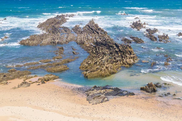 Strand mit Felsen in Almograve — Stockfoto