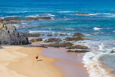 Yaşlı adam Almograve sahilde yürüyüş