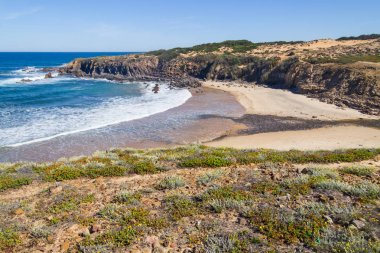 Uçurum ve Almograve bitki örtüsü ile plaj