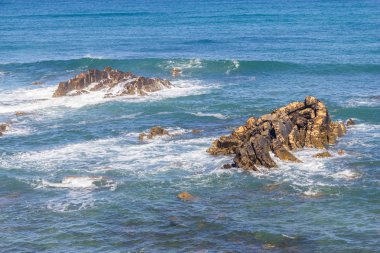 Almograve kayalıklarla plaj