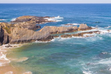 Dalga ve Almograve Beach'te kayalıklarla