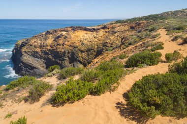 Almograve plaj kum tepelerine üzerinde iz